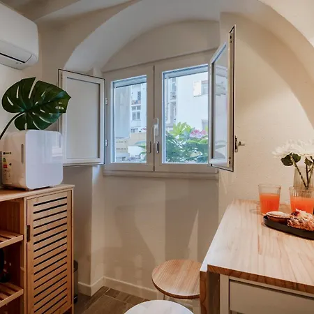 Guesthost - Vaulted In The Heart Of * 바리