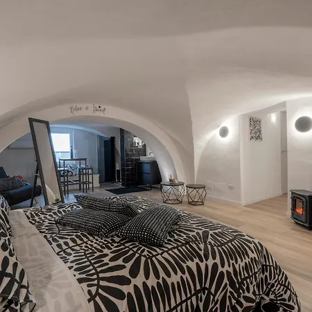 Guesthost - Vaulted In The Heart Of 바리