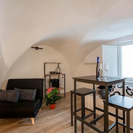 Guesthost - Vaulted In The Heart Of 아파트