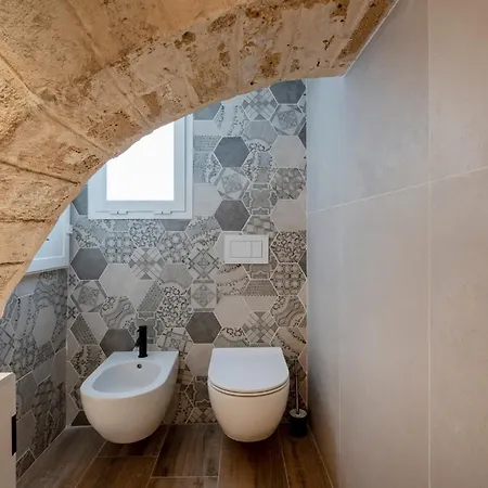 Guesthost - Vaulted In The Heart Of 아파트 바리