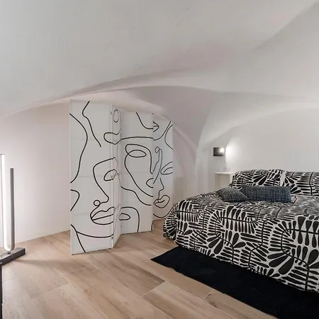 Guesthost - Vaulted In The Heart Of * 바리