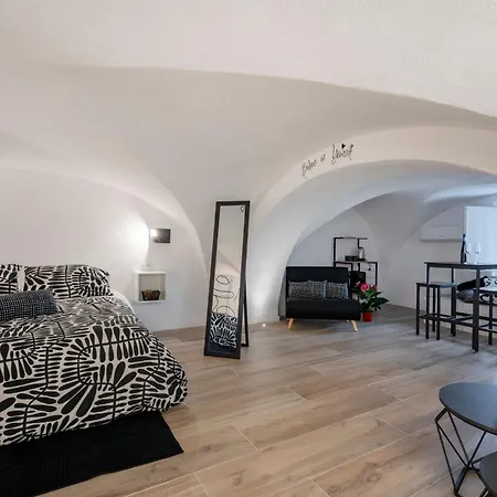 Guesthost - Vaulted In The Heart Of 아파트 바리